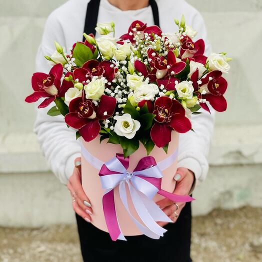 Orquídeas y eustoma en una Caja de sombrero