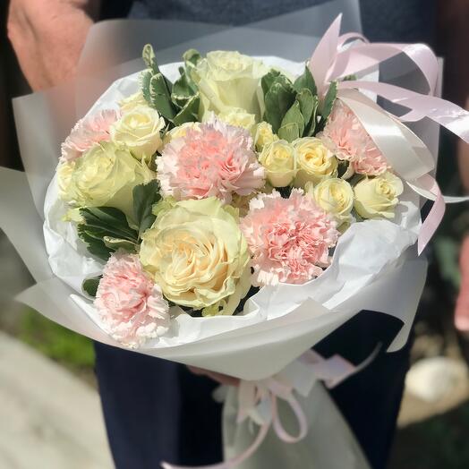Букет из роз, гвоздик и кустовых роз «Нежное кружево»