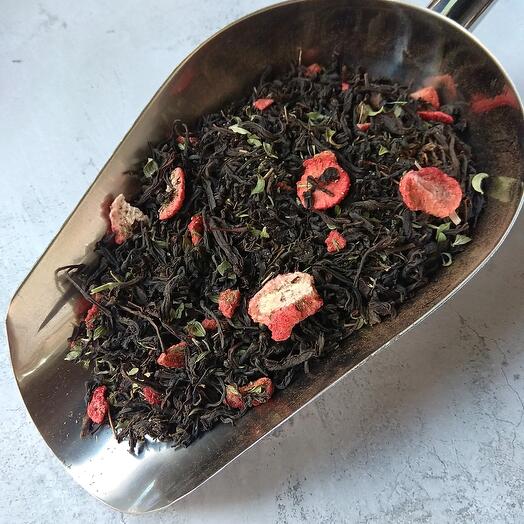 Черный чай с чабрецом и клубникой