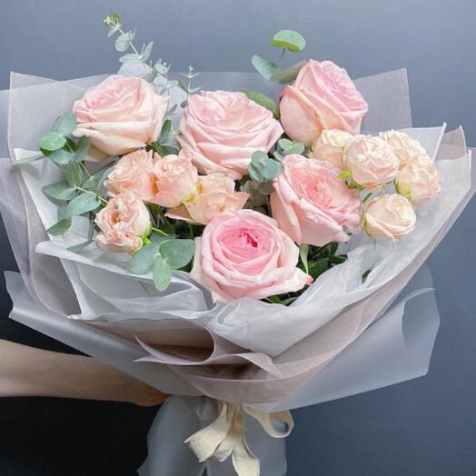 Bouquet of peony-shaped roses