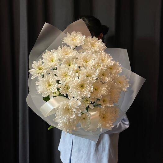 Bouquet of a cloud of white chrysanthemums