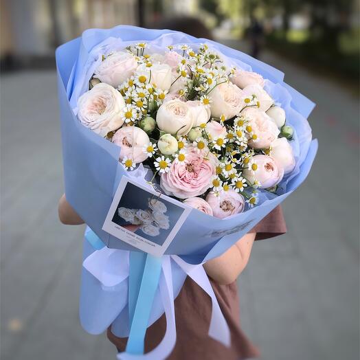 Author's duobucket made of Camilla chamomile and peony-shaped bush rose in an aquabox