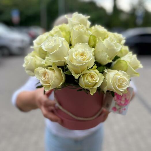 Białe roże w pudełku