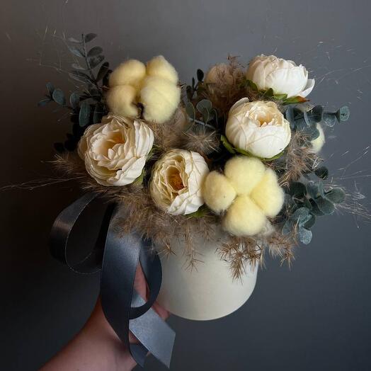 Композиция из искусственных цветов и сухоцветов