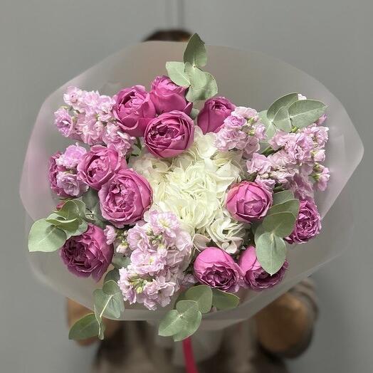 Bouquet with hydrangea, Misty bubbles and mattiola (000300020005)