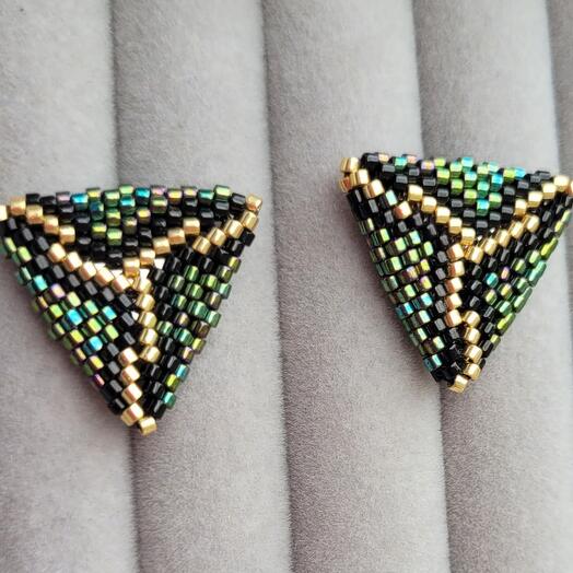 Серьги гвоздики из бисера
