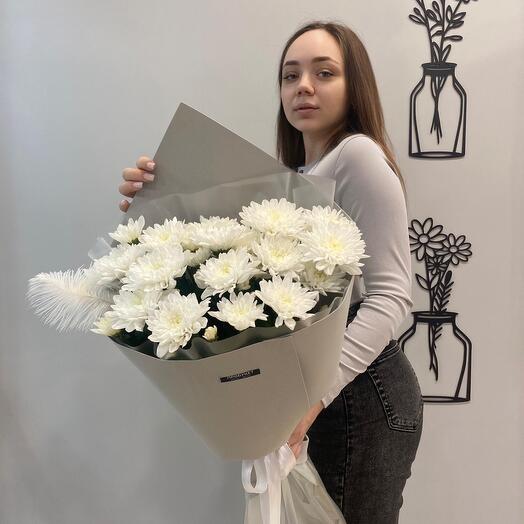 Букет белых хризантем + перо 🤍