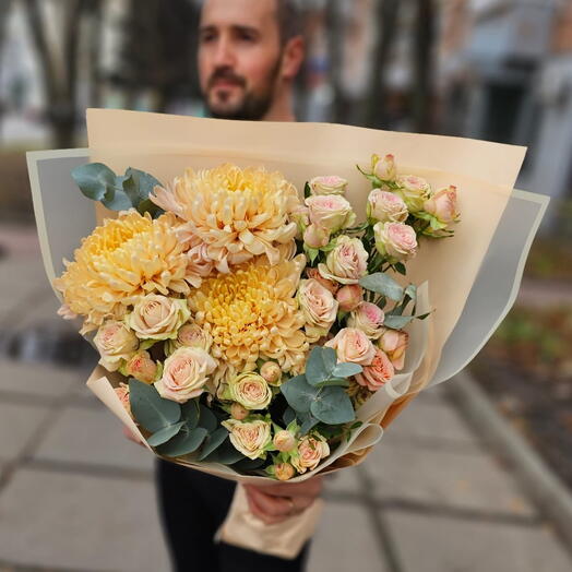 Кремовый букет хризантем Аленка с кустовой розой
