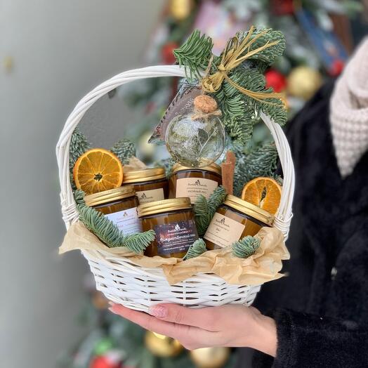 Новогодний набор с ароматическими свечами, и шаром с сухоцветами в плетёной корзинке
