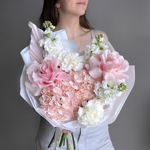 Нежный букет французская роза, гортензия, маттиола и пальма