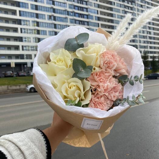 Букет из диантусов и роз