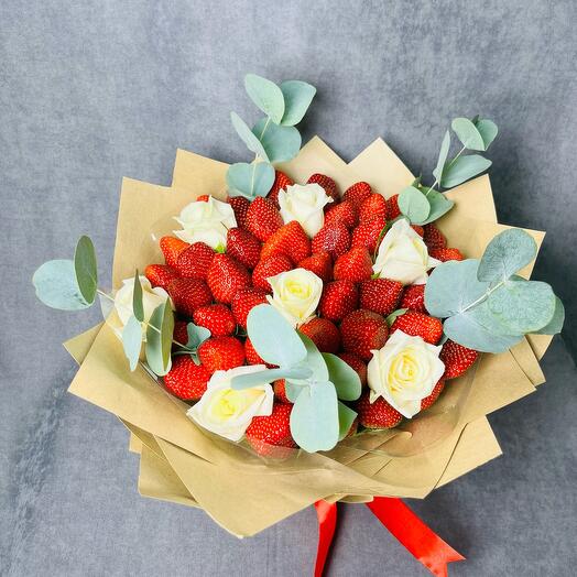 Букет из клубники и роз