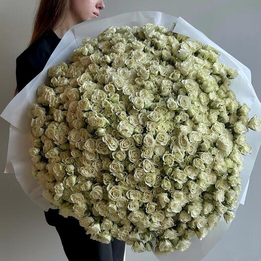 Роскошный букет из белых кустовых роз