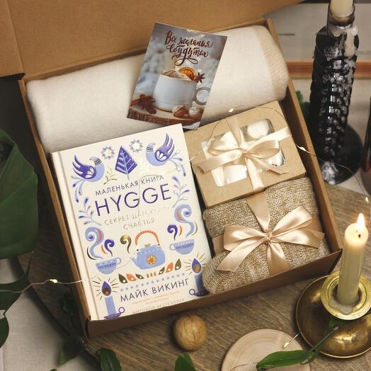 Женский подарочный бокс с пледом, маршмелоу, носками и книгой Hygge 35