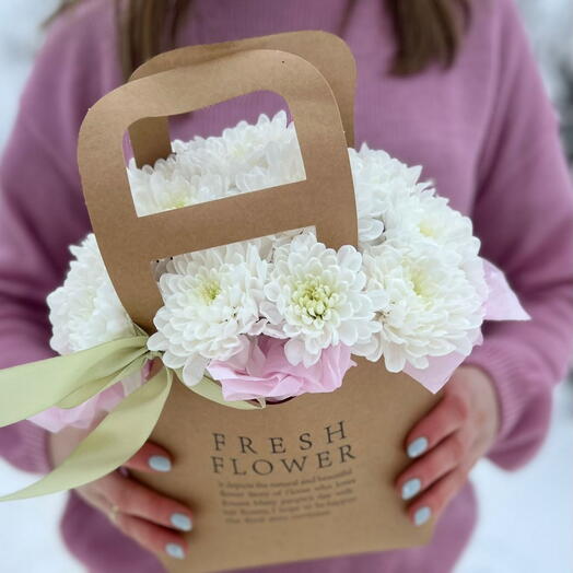 Білосніжна хризантема в крафтового сумочці