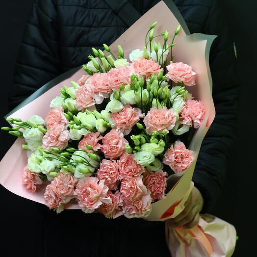 Bouquet of eustoma and dianthus