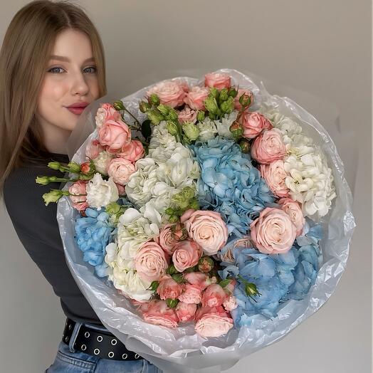 Воздушный авторский букет гортензии,кустовая роза,эустома 020