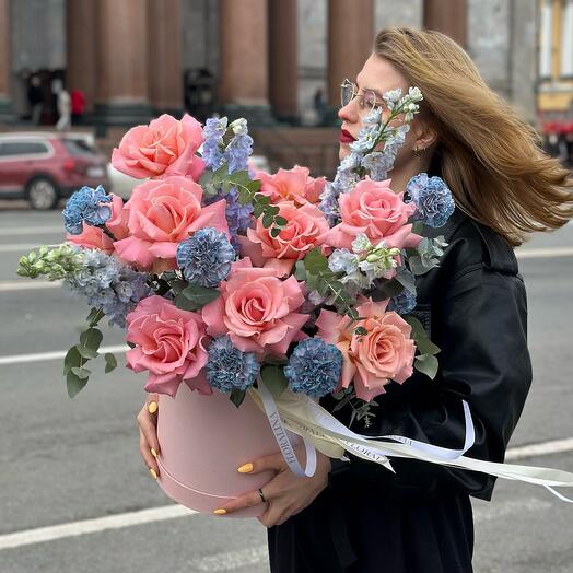 Французские розы с крашеными гвоздиками