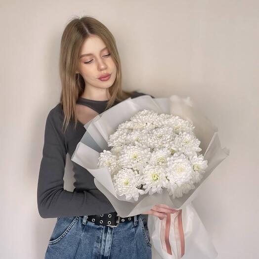 5 пушистых хризантем в оформлении
