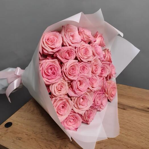 Bouquet of 25 pink roses 50 cm in a white package