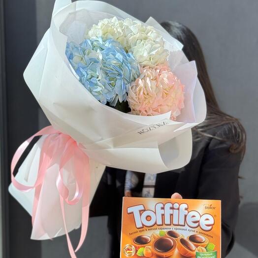 Моно букет из гортензий и Toffifee