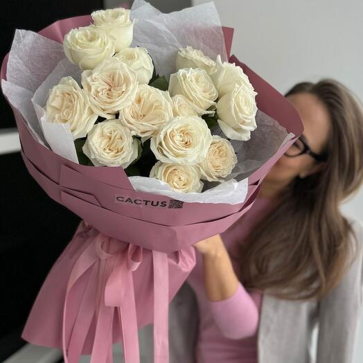 Моно букет с белоснежными розами в авторской упаковке