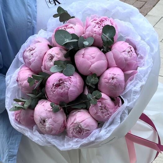Нежные пионы с эвкалиптом
