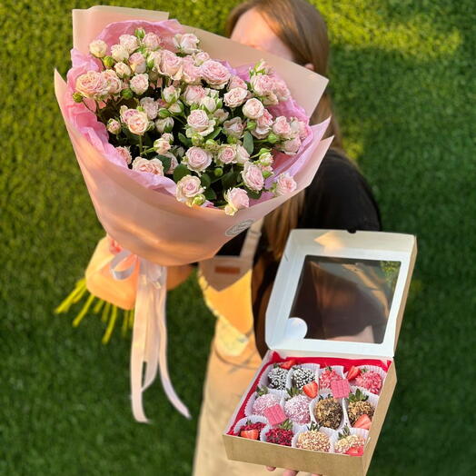Set: un ramo de rosas arbustos 15 piezas, un conjunto de fresas cubiertas de chocolate 12 piezas