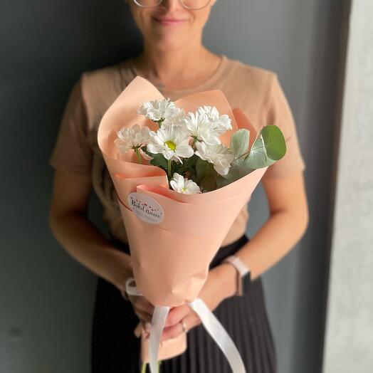 Букет из 1 ромашковой белой хризантемы с эвкалиптом