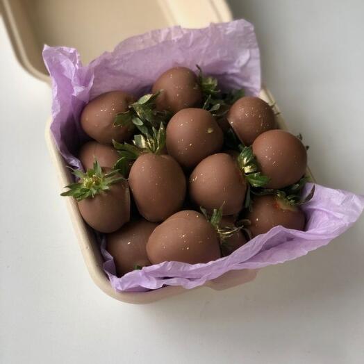 Бенто коробочка с клубникой