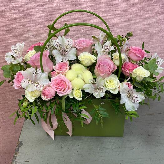 Bolso con rosas y alstroemeria
