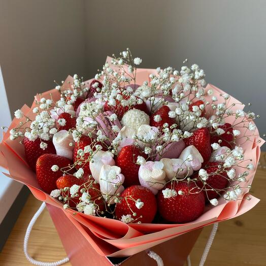 Букет с клубникой и зефирками