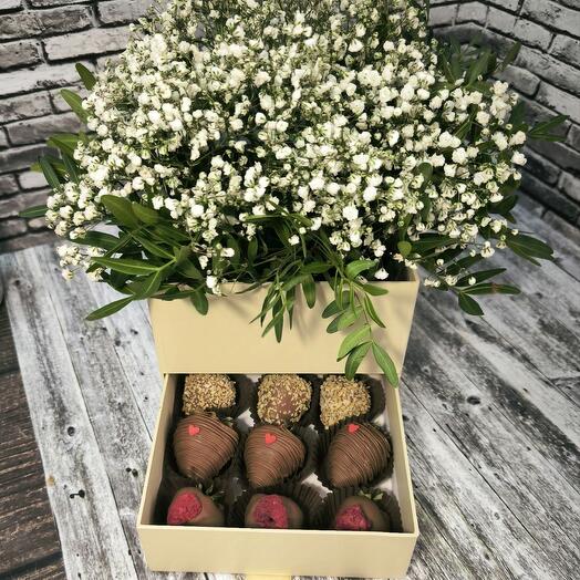 Шкатулка с клубникой в шоколаде и гипсофилой