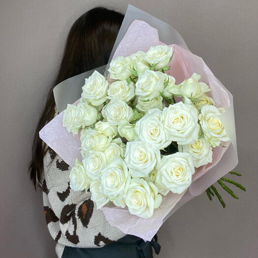 9 кустовых белых роз