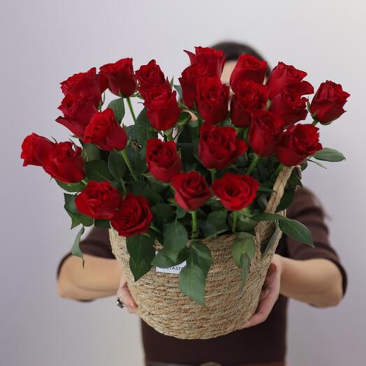 Корзина с красными цветами