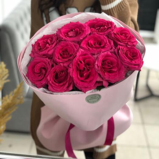 Ramo de rosas brillantes en forma de peonía