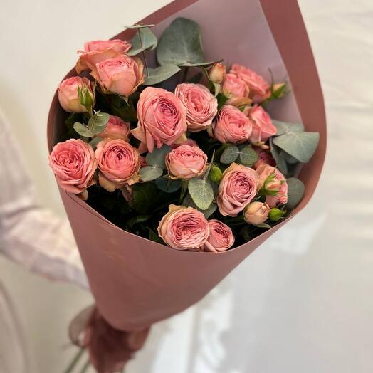 Букет из розовых кустовых пионовидных роз