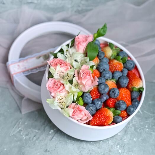 Цветы и клубника в коробке 18 см