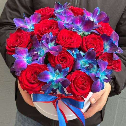 Красные розы и космическая орхидея в коробке