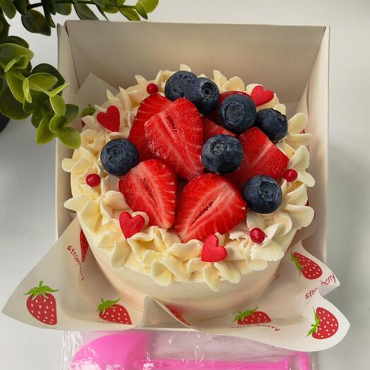 Pastel de Bento con fresas, arándanos