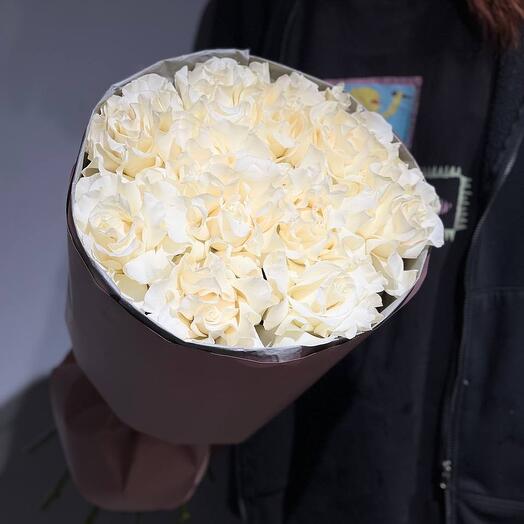 Нежный букет из белых фланцузких роз