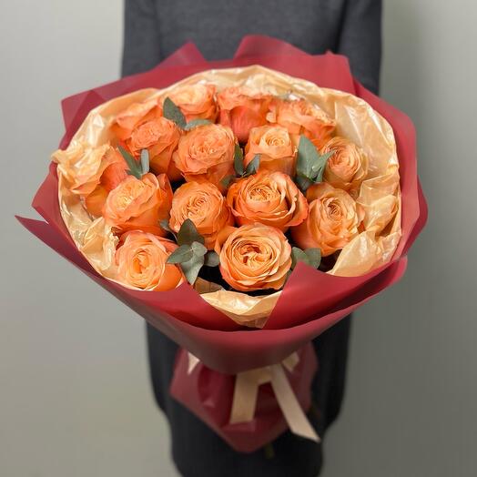 Mono bouquet 34 de 15 rosas de peonía con eucalipto