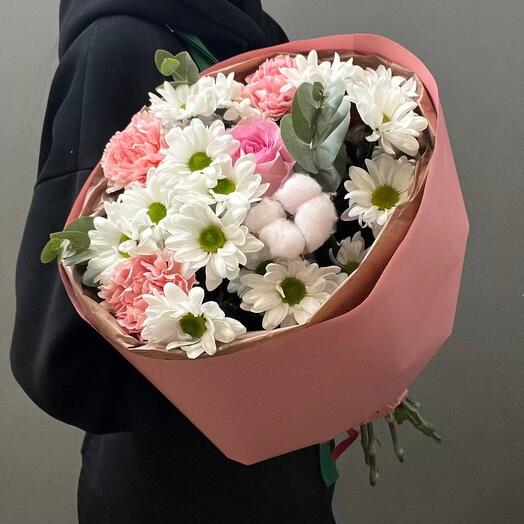 Ramo Miranda con crisantemos, rosas, Dianthus y algodón