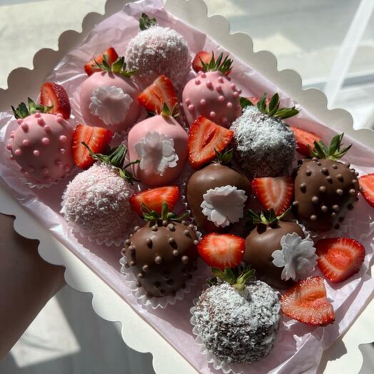 Chocolate-covered strawberries set of mixed chocolate