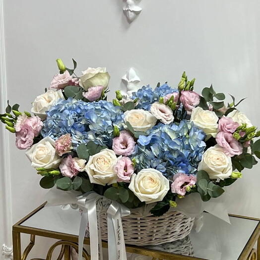 Basket with flowers + BALLOONS AS A GIFT