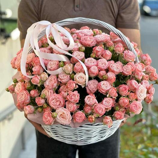 Корзинка с кустовыми пионовидными розами