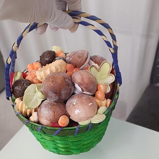 Корзина с грибами и ягодами из зефира