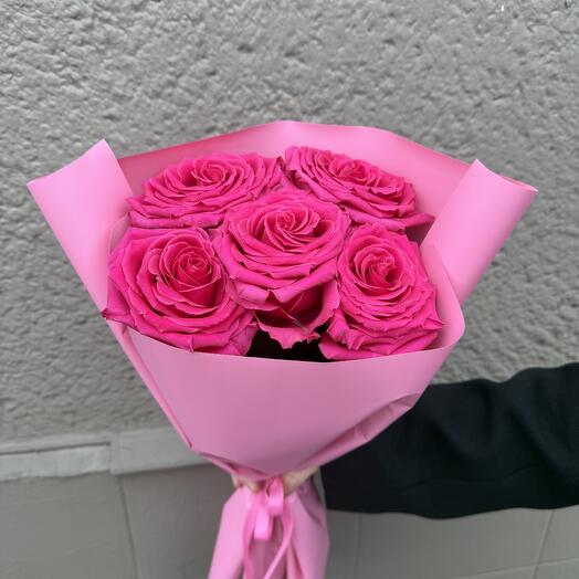 5 pink roses in a package