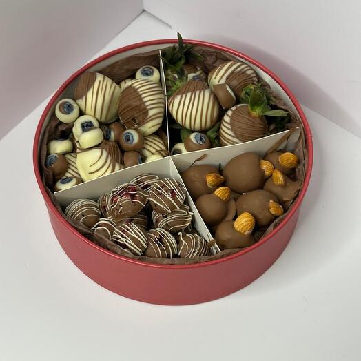 Assorted set "strawberries, blueberries, raspberries, bananas and pomegranates in double chocolate