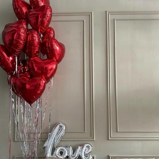 Шарики сердечки на дождике и надпись love